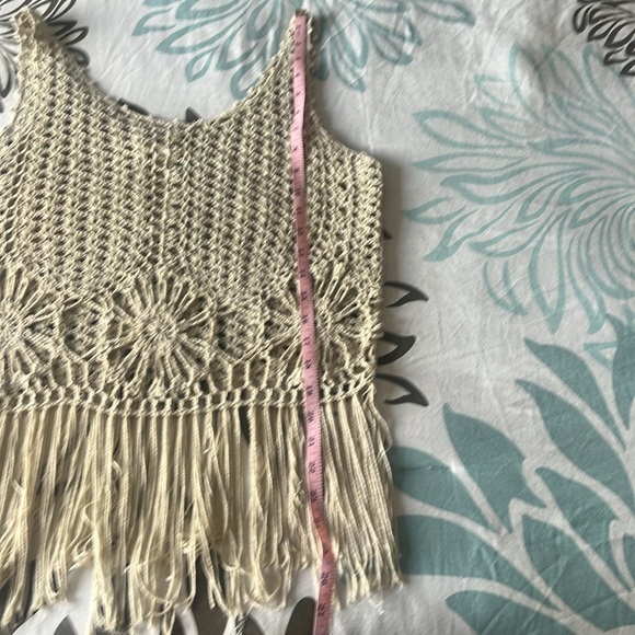 Miss Kelly
Sunburst top knitted 
Cream color 
Size M
Gently used
#324A - Picture 6 of 8